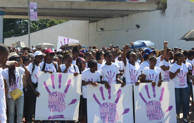             Vue des participants à la marche lors de la célébration de la journée nationale de la femme  