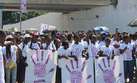             Vue des participants à la marche lors de la célébration de la journée nationale de la femme  