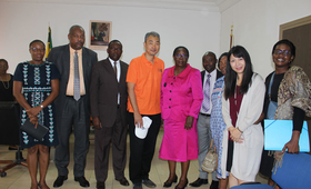 M. Keita Ohashi, Représentant Résident de l’UNFPA et Mme Paulette Mengue M’Owono gouverneur de la province du Moyen-Ogooué (centre) entourés de leurs collaborateurs