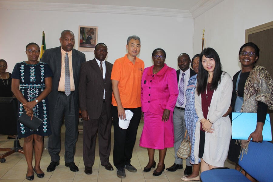 M. Keita Ohashi, Représentant Résident de l’UNFPA et Mme Paulette Mengue M’Owono gouverneur de la province du Moyen-Ogooué (centre) entourés de leurs collaborateurs