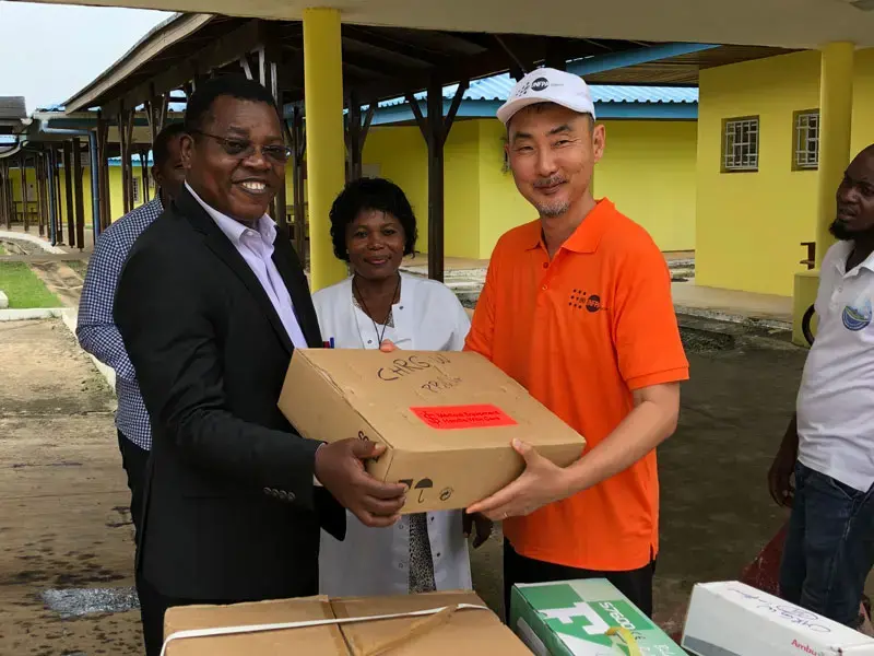 Le Représentant Résident de l’UNFPA au Gabon dans les hôpitaux de Lambaréné 